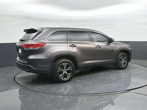 Used 2019 Toyota Highlander LE image 2