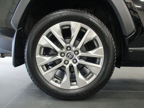 Used 2021 Toyota RAV4 XLE Premium image 32