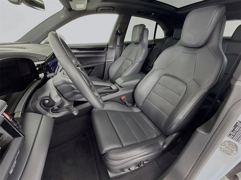 Used 2025 Porsche Macan Electric image 5