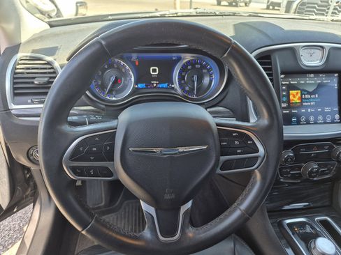 Used 2018 Chrysler 300 Touring L RWD image 9