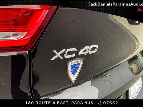 Used 2022 Volvo XC40 T5 Momentum image 30