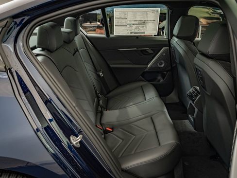 New 2026 BMW 550e xDrive image 36