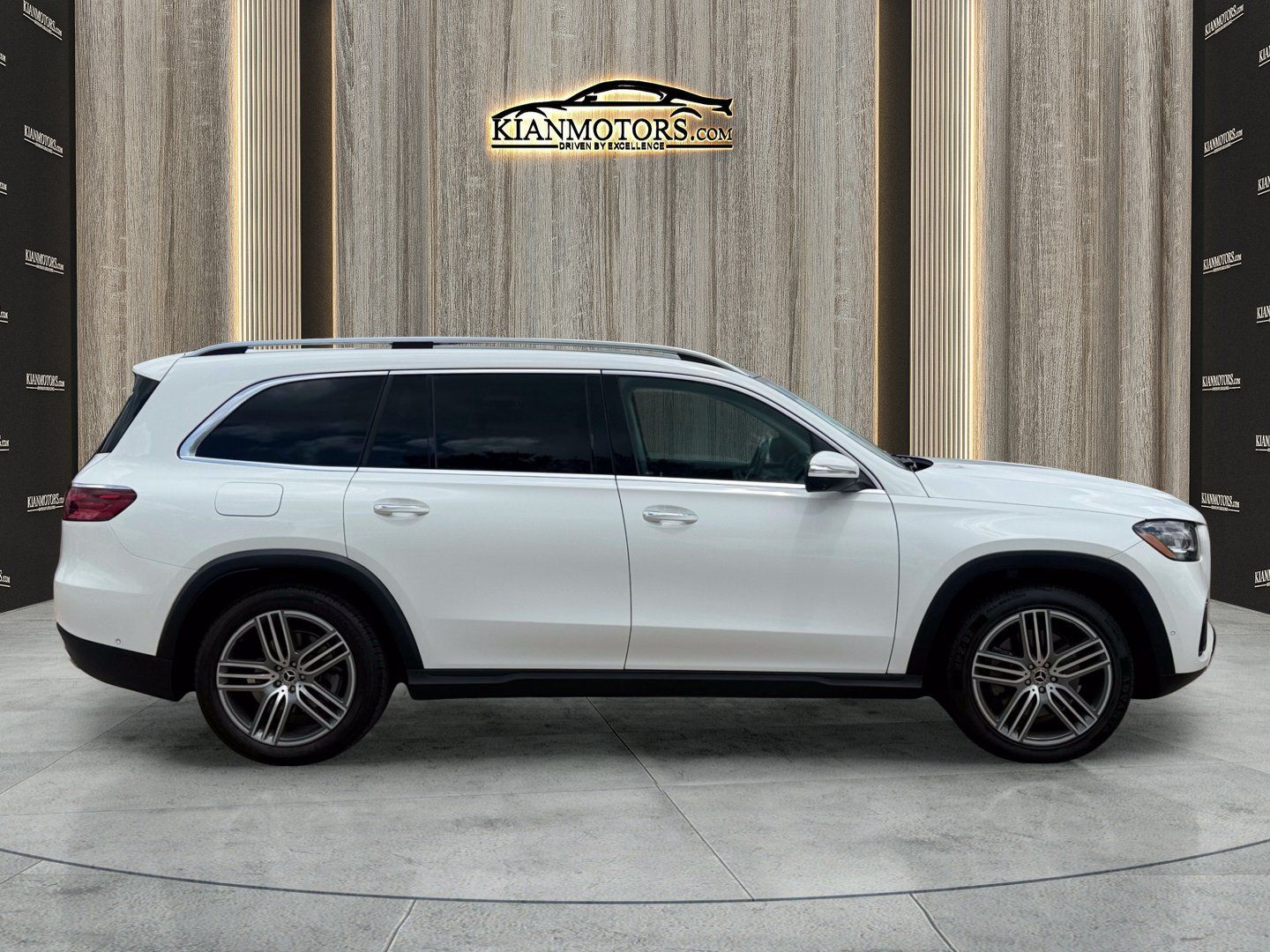 Used 2024 Mercedes-Benz GLS 450 4MATIC image 9