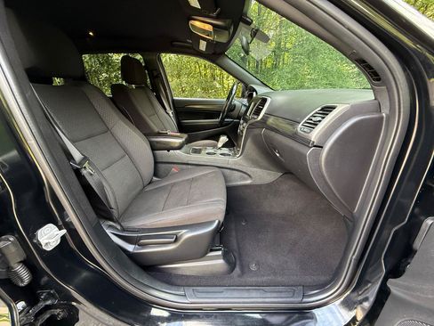 Used 2020 Jeep Grand Cherokee Laredo AWD/4WD image 27