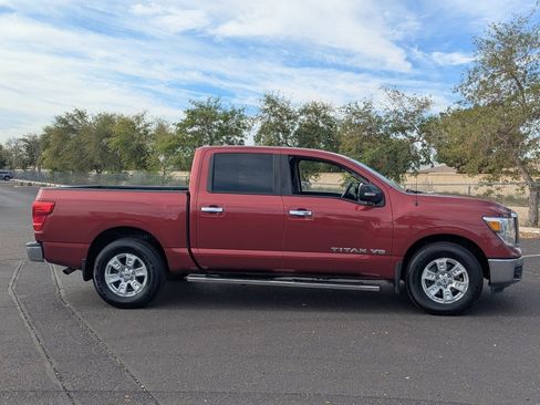 Used 2018 Nissan Titan SV image 7
