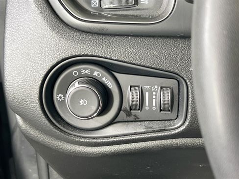 Used 2022 Jeep Renegade Latitude AWD/4WD image 10