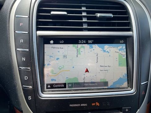Used 2018 Lincoln MKX Reserve w/ Cargo Utility Package FWD image 4