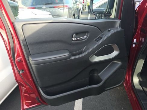 Used 2025 Nissan Frontier SV image 12