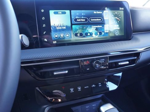 Used 2025 Nissan Kicks SR FWD image 19