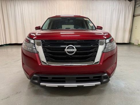 Used 2025 Nissan Pathfinder SL AWD/4WD image 12