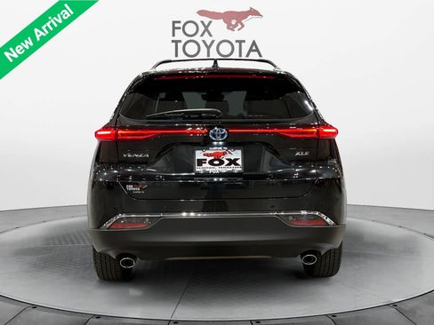 Used 2024 Toyota Venza XLE image 5