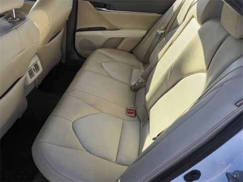 Used 2020 Toyota Camry XLE image 14