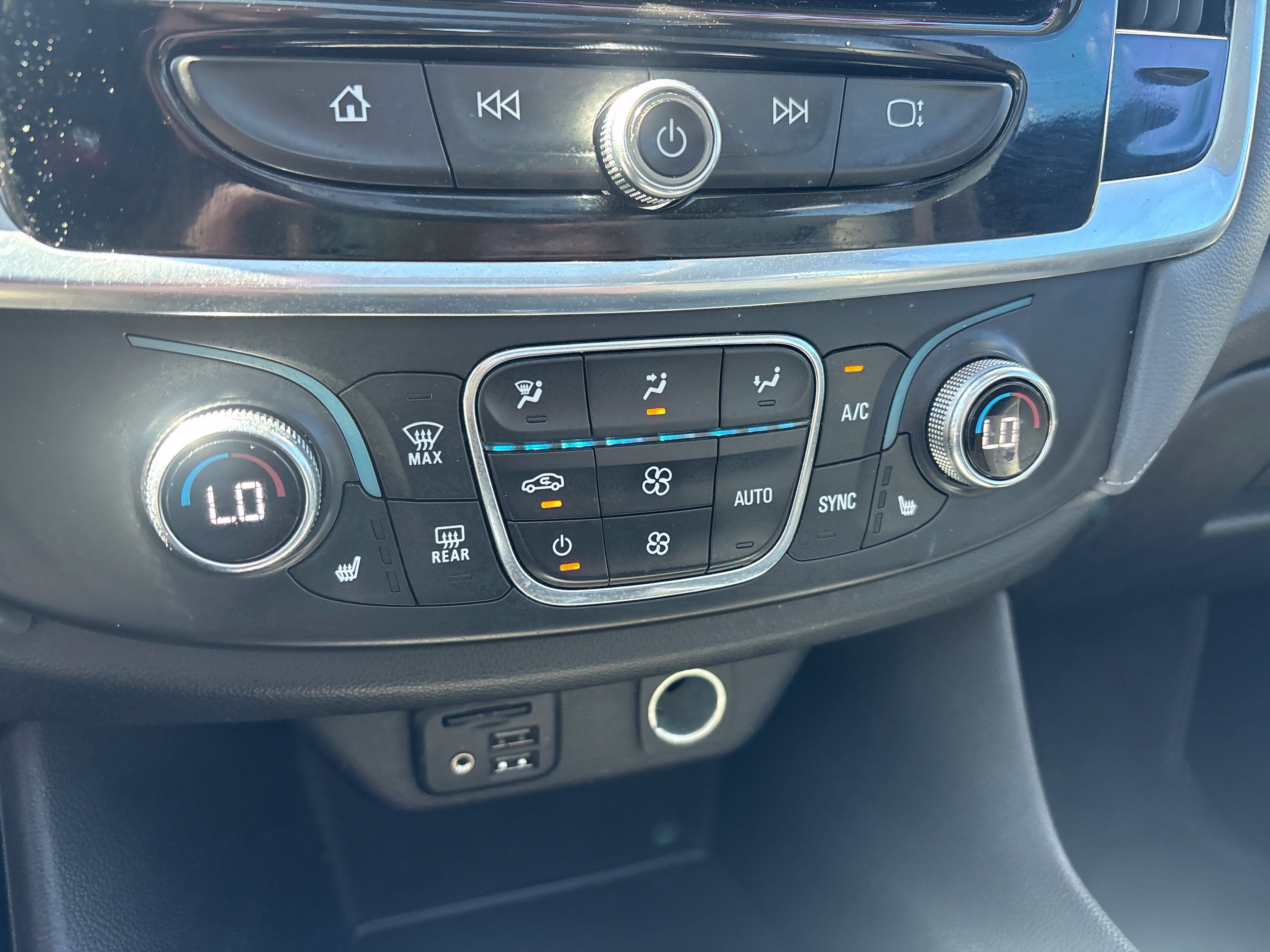 Used 2021 Chevrolet Traverse LT w/ LT Premium Package FWD image 25