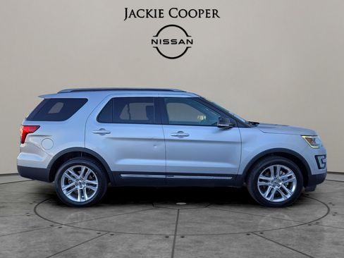 Used 2017 Ford Explorer XLT w/ Equipment Group 202A image 6