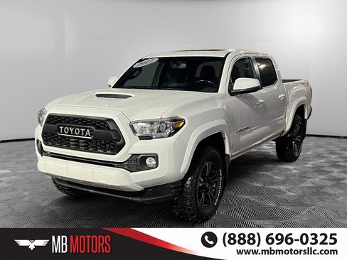 Used 2017 Toyota Tacoma TRD Sport image 9