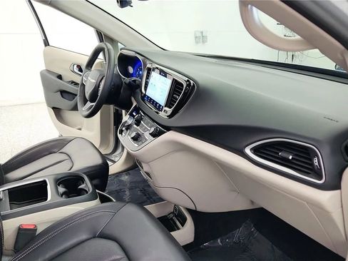Used 2023 Chrysler Pacifica Touring-L FWD image 36