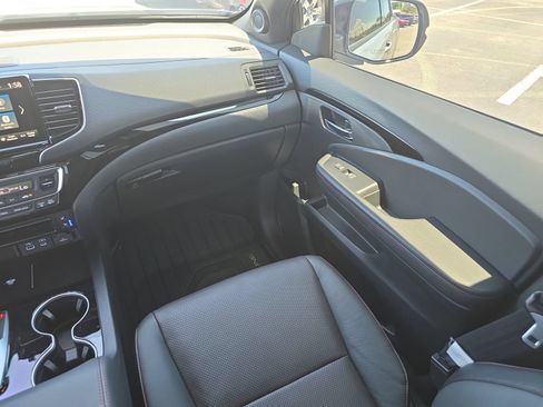 Used 2025 Honda Ridgeline Black Edition image 11