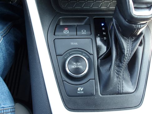 Used 2021 Toyota RAV4 XLE image 21