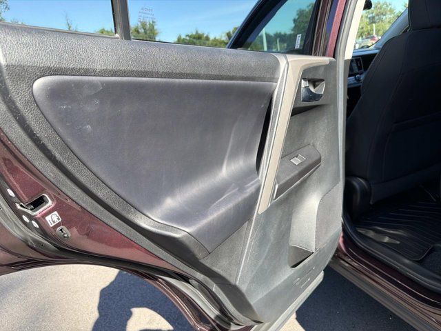 Used 2018 Toyota RAV4 XLE FWD image 12