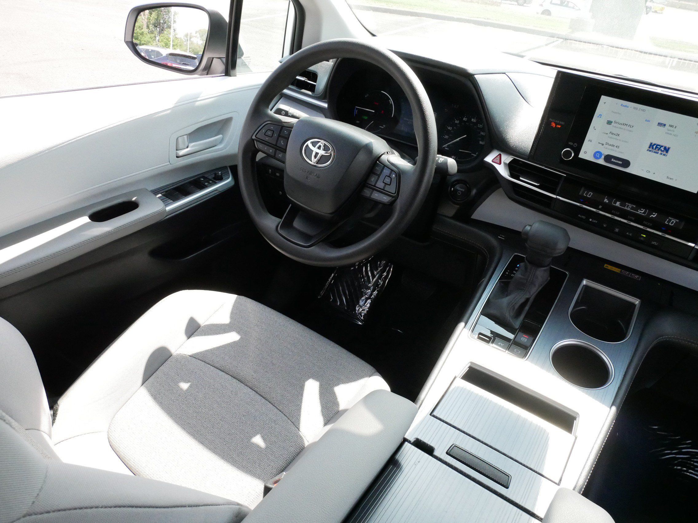 Certified 2026 Toyota Sienna LE FWD image 9