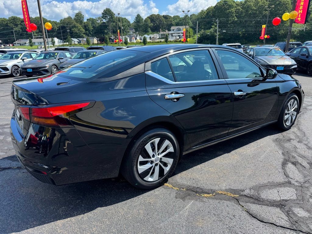 Used 2024 Nissan Altima 2.5 S FWD image 5