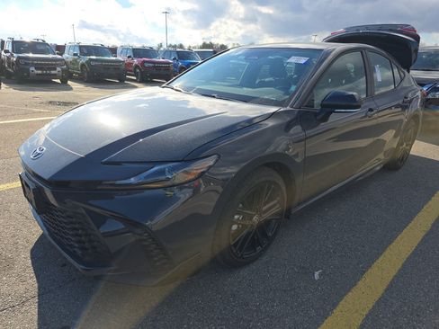 Used 2025 Toyota Camry SE image 2