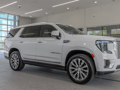 Used 2021 GMC Yukon Denali w/ Denali Premium Package AWD/4WD image 12