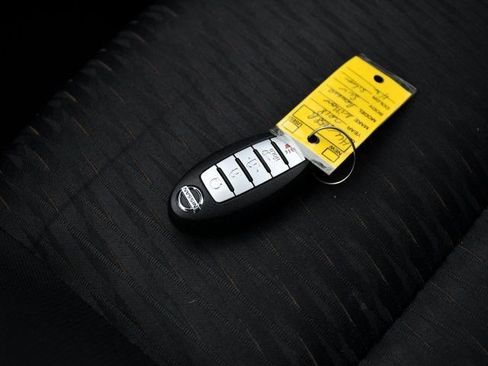 Used 2018 Nissan Rogue SV w/ Premium Package image 13