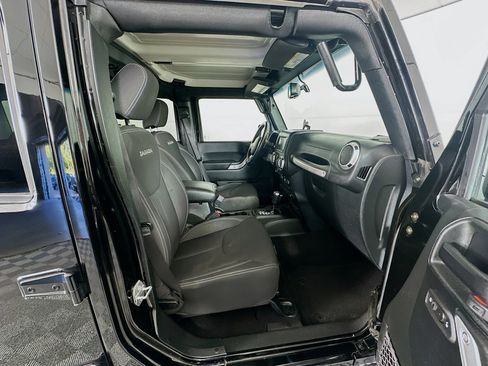 Used 2017 Jeep Wrangler Unlimited Sahara w/ Connectivity Group image 28