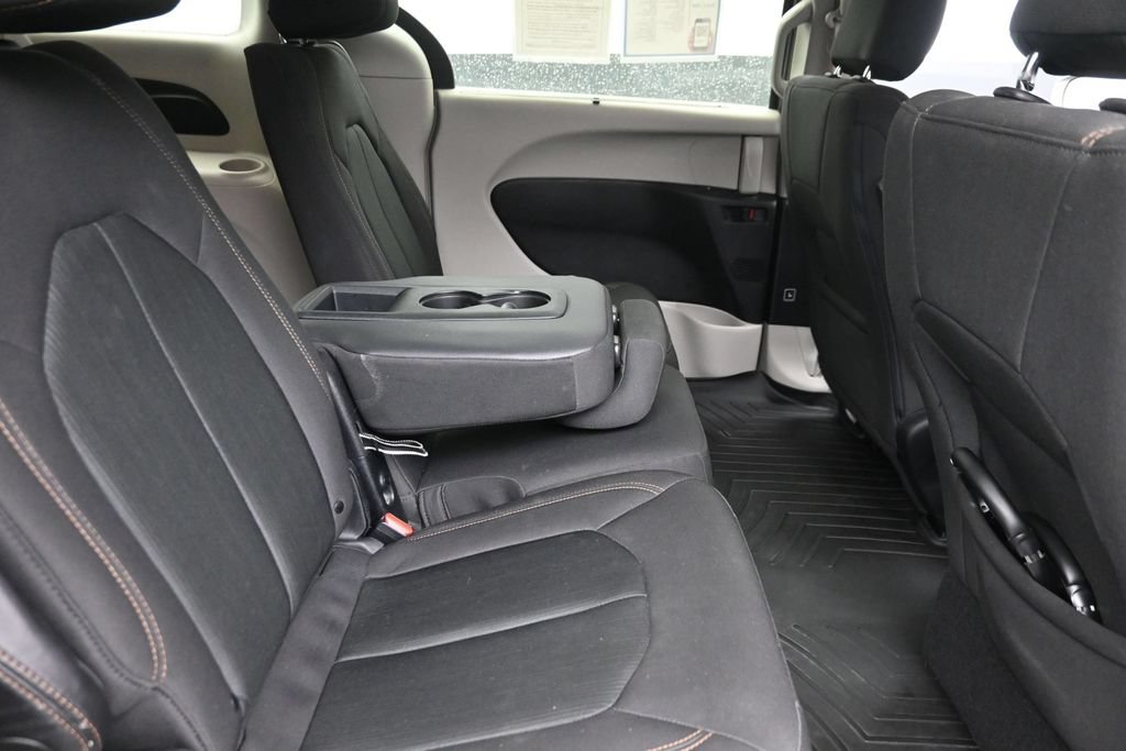 Used 2019 Chrysler Pacifica Touring Plus w/ Tire & Wheel Group FWD image 10