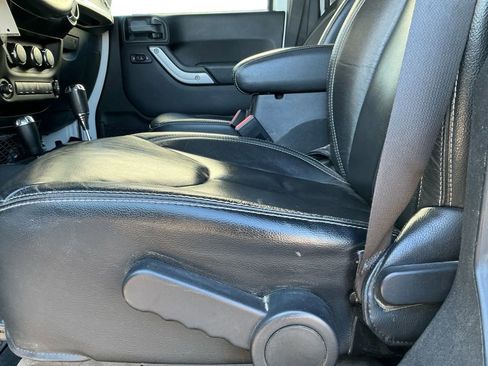Used 2017 Jeep Wrangler Unlimited Rubicon image 24