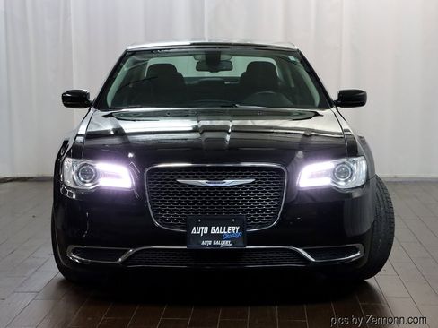 Used 2018 Chrysler 300 Touring image 5
