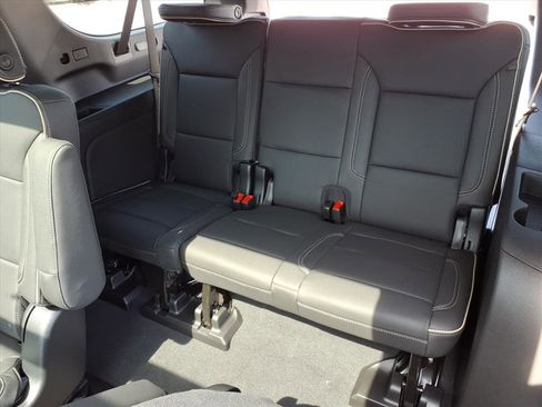 New 2026 Chevrolet Suburban Premier image 8