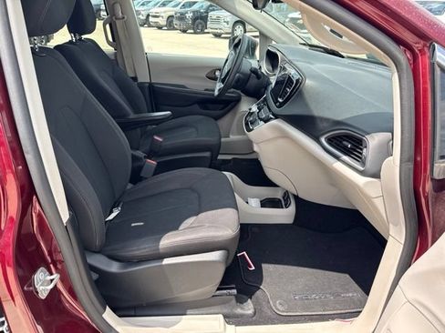 Used 2017 Chrysler Pacifica Touring FWD image 13