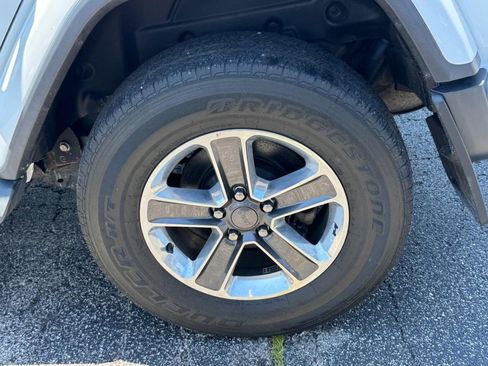 Used 2018 Jeep Wrangler Unlimited Sahara w/ Dual Top Group AWD/4WD image 9