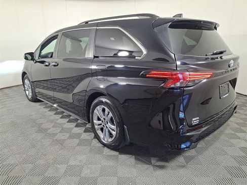 Used 2021 Toyota Sienna XSE w/ XSE Plus Package image 8