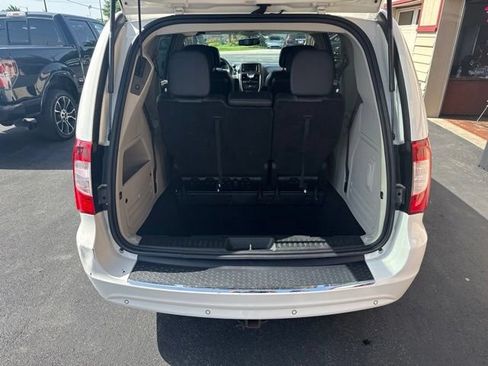 Used 2013 Chrysler Town & Country Touring-L w/ Driver Convenience Group FWD image 16
