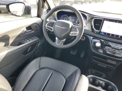Used 2025 Chrysler Pacifica Select FWD image 13