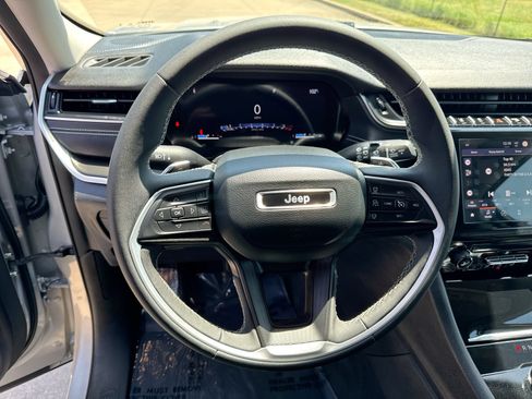 Used 2023 Jeep Grand Cherokee Laredo AWD/4WD image 14