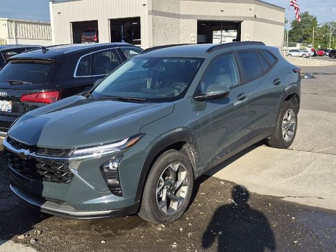 Used 2025 Chevrolet Trax LT w/ Driver Confidence Package FWD image 1