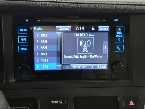 Used 2017 Toyota Sienna XLE Premium FWD image 8