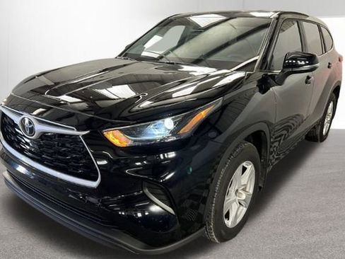 Used 2023 Toyota Highlander LE image 2