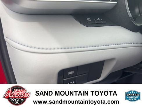 Used 2023 Toyota Highlander XLE FWD image 16