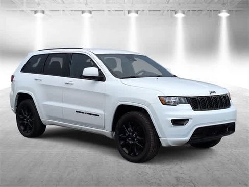 Used 2020 Jeep Grand Cherokee Altitude image 2