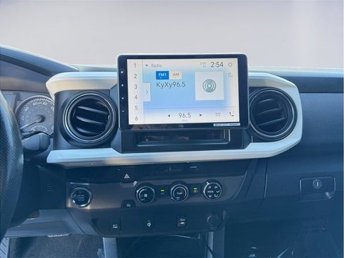 Used 2016 Toyota Tacoma TRD Sport w/ Towing Package image 11