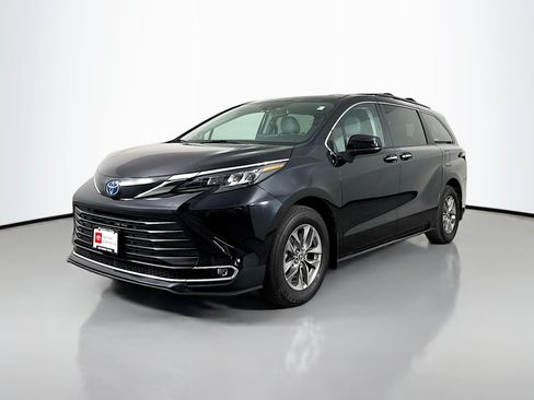Certified 2024 Toyota Sienna XLE w/ XLE Plus Package FWD image 3