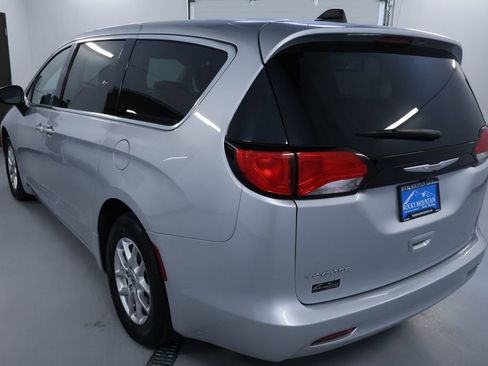 Used 2023 Chrysler Voyager LX FWD image 5