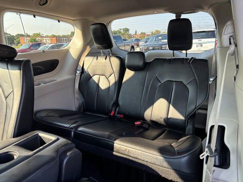 Used 2017 Chrysler Pacifica Limited w/ UConnect Theater Package FWD image 13