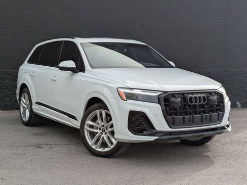 Certified 2025 Audi Q7 2.0T Premium w/ Convenience Plus Package image 3