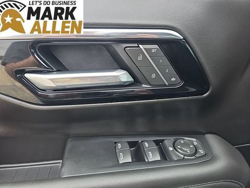 Used 2025 Chevrolet Suburban Z71 AWD/4WD image 23